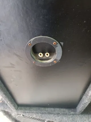 Altavoces grandes grises y negro