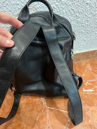 Mochila de piel negra