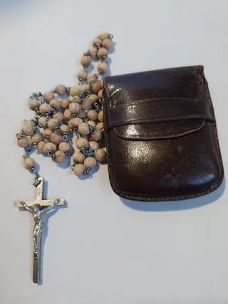 Rosario antiguo con estuche de piel
