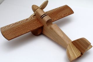 Avión de madera artesanal