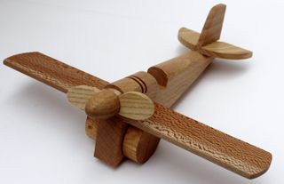 Avión de madera artesanal