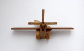 Avión de madera artesanal