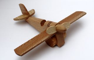 Avión de madera artesanal