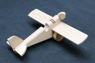 Avión de madera artesanal