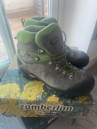 Botas de alta montaña Zamberlan grises y verdes.