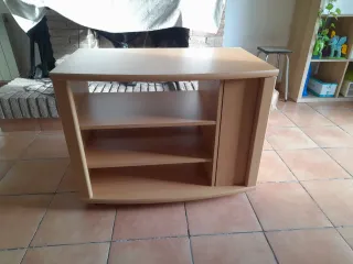 Mueble salón de madera clara. Con ruedas.