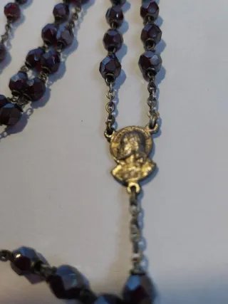 Rosario granate con medallas y cruz