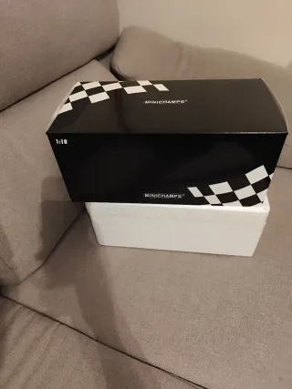 Caja Minichamps Renault R26 1:18