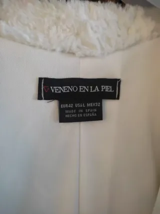 Chaqueta bolero de la marca Veneno en la piel