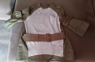 Camiseta gris y verde militar