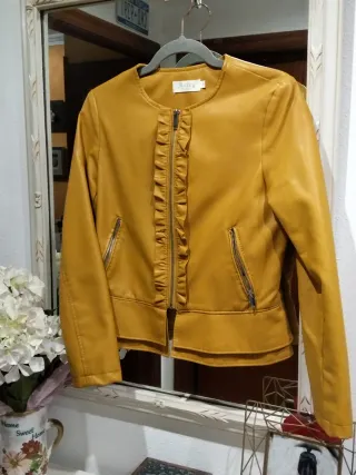 Chaqueta efecto piel amarilla con volantes