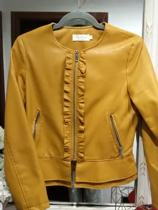 Chaqueta efecto piel amarilla con volantes
