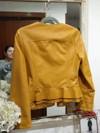 Chaqueta efecto piel amarilla con volantes