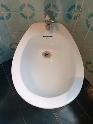 Lavabo Roca con encimera de mármol y grifo