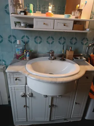 Lavabo Roca con encimera de mármol y grifo