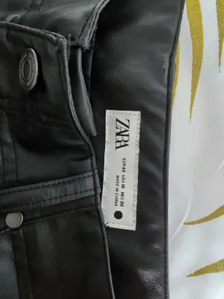 Pantalón efecto piel Zara Talla 42