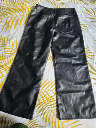 Pantalón efecto piel Zara Talla 42