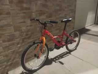 Bicicleta infantil roja y naranja