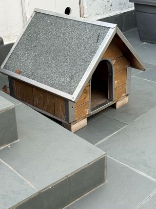 Casa exterior de madera para perros