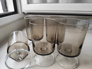 Copas de agua vintage marrones