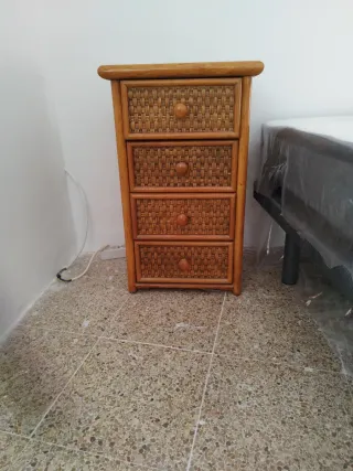 2 Mesitas de noche de madera y mimbre