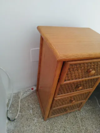 2 Mesitas de noche de madera y mimbre