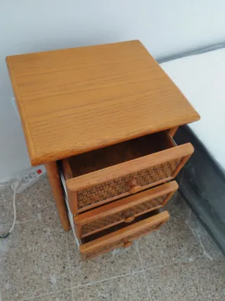 2 Mesitas de noche de madera y mimbre