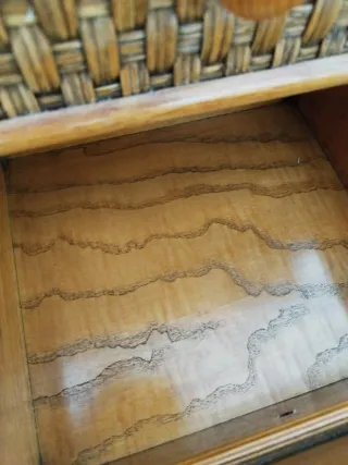 2 Mesitas de noche de madera y mimbre