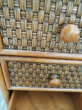 2 Mesitas de noche de madera y mimbre