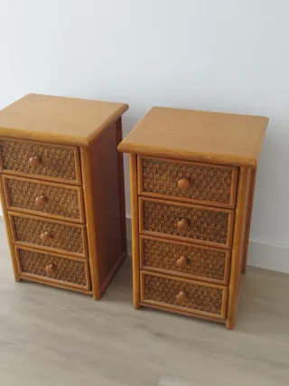 2 Mesitas de noche de madera y mimbre