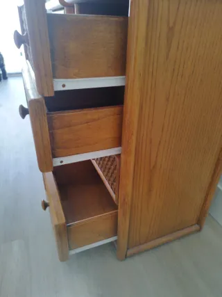 2 Mesitas de noche de madera y mimbre