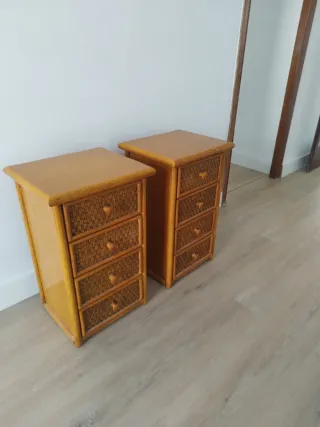 2 Mesitas de noche de madera y mimbre