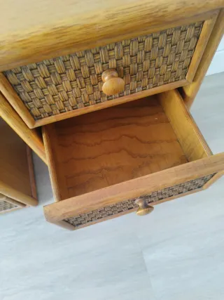 2 Mesitas de noche de madera y mimbre
