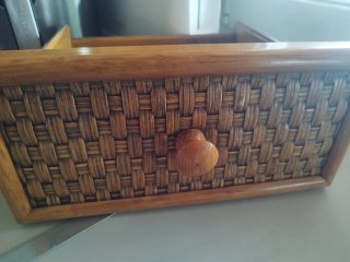 2 Mesitas de noche de madera y mimbre