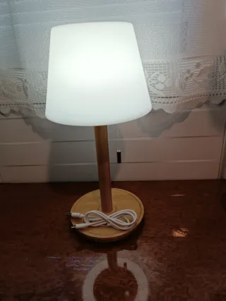 Lámpara de mesa madera y plástico