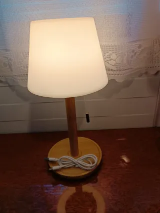 Lámpara de mesa madera y plástico