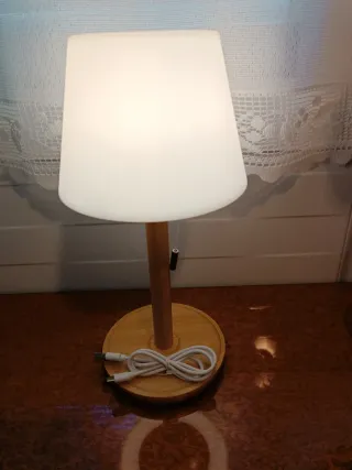 Lámpara de mesa madera y plástico