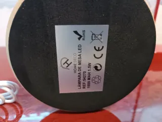 Lámpara de mesa madera y plástico