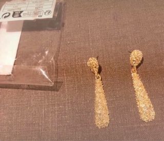 Pendientes dorados largos a estrenar