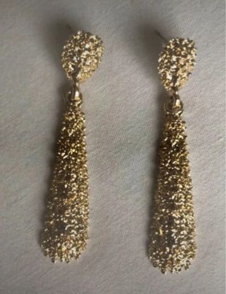 Pendientes dorados largos a estrenar