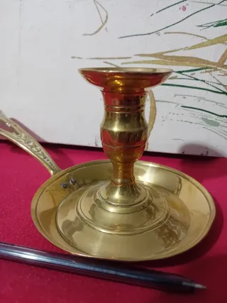 Palmatoria con asa decorada