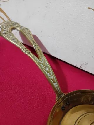 Palmatoria con asa decorada