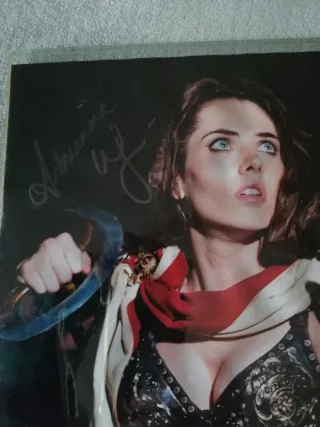 Foto Firmada Adrienne Wilkinson - Eve