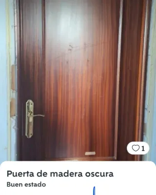 Puerta de madera oscura