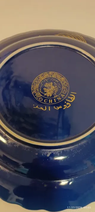 Plato decorativo azul con pavo real