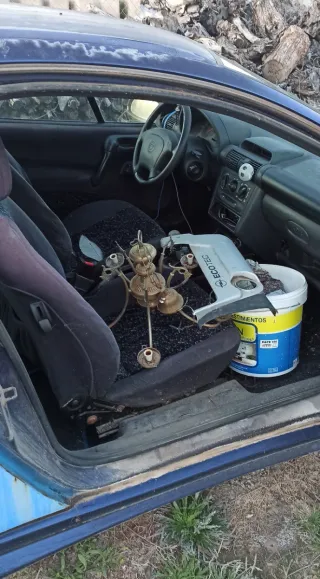 Vehículo Clásico Opel Tigra en estado de abandono