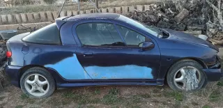Vehículo Clásico Opel Tigra en estado de abandono