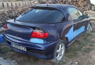 Vehículo Clásico Opel Tigra en estado de abandono