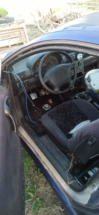 Vehículo Clásico Opel Tigra en estado de abandono