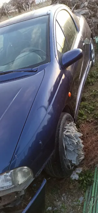 Vehículo Clásico Opel Tigra en estado de abandono